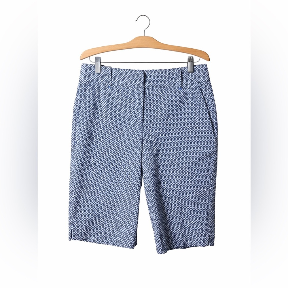 Ann Taylor Devin Fit Short. Blue and What. Size 4 Great Condition Preppy Classic
